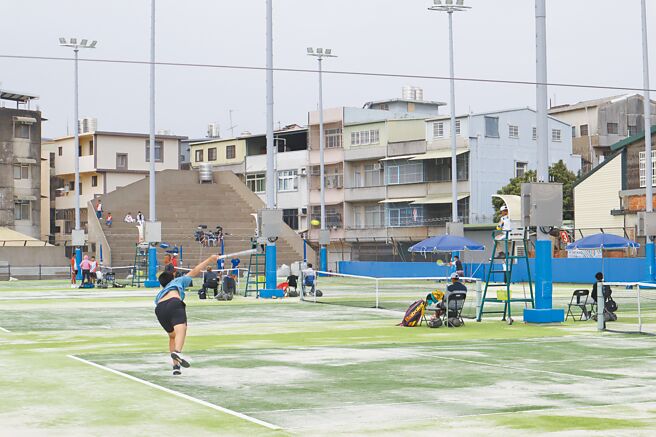 新竹縣全中運網球資格賽球場開賽前1天還在鋪人工草地，因場地不平整導致開賽當天選手扭傷棄賽。（邱立雅攝）