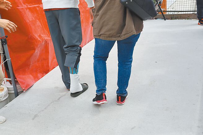 開賽首日，就有學生扭傷送醫，該名學生在3日現身球場，由家長攙扶步行。（邱立雅攝）