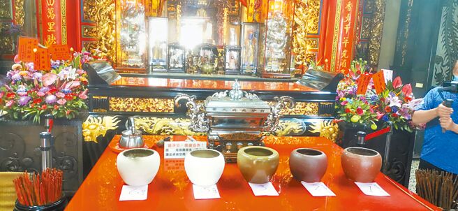 白沙屯妈祖今年北港进香刈火所使用火缸，是由妈祖亲自从5只火缸中挑中竹南蛇窑窑主林瑞华所烧制的。（拱天宫文化组提供／谢明俊苗栗传真）
