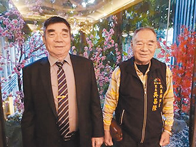 台中市北区锦村里长吴荣益（右起）及锦洲里长吴昌隆是兄弟檔，两人里别相邻，携手服务地方。（台中市府提供／林欣仪台中传真）