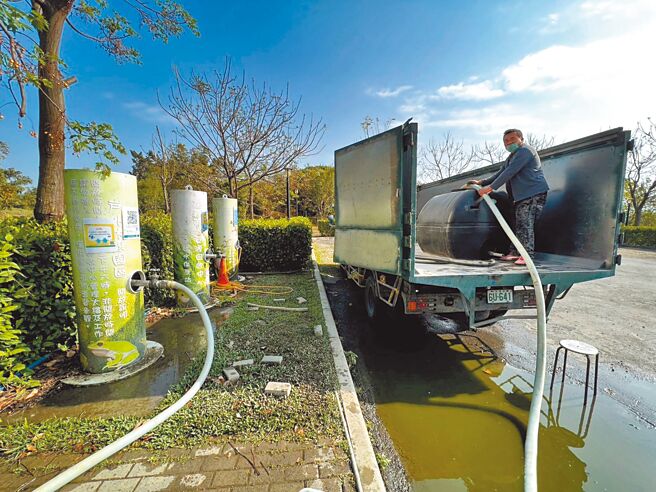 嘉义市政府免费提供回收水，作为清洗街道、绿带浇水、工地洒水等用水。（嘉义市政府提供／张朝欣嘉市传真）