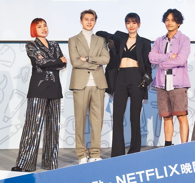 謝金燕（左三）昨性感露出川字腹肌，與謝依霖（左起）、王子、楊銘威出席《來吧！營業中2》首播記者會。（TVBS提供）