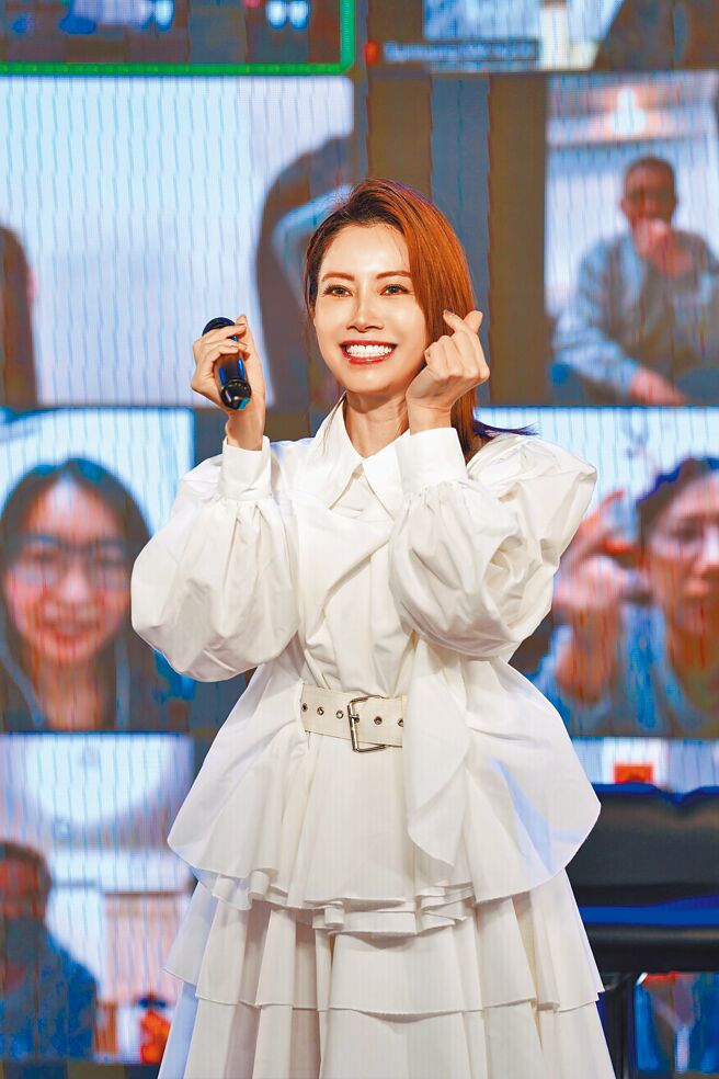 徐怀钰昨欢庆45岁生日，日前举办见面会，热情与粉丝互动。（滚石唱片提供）