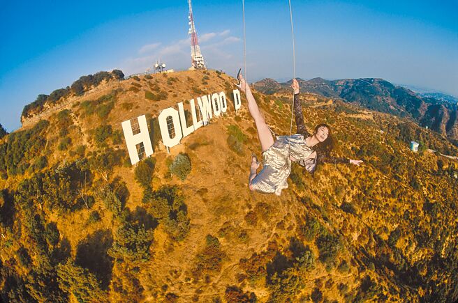 杨紫琼1998年吊钢丝飞过好莱坞标志。（CFP）