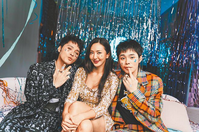 展荣（左）、展瑞（右）邀请好友蔷蔷拍摄新歌MV。（华纳音乐提供）