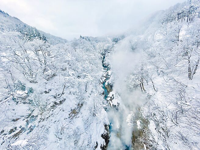 「小安峡大喷汤」可见不断喷涌出热水与蒸气的壮观景色，秋季伴随枫叶美景。（何书青摄）