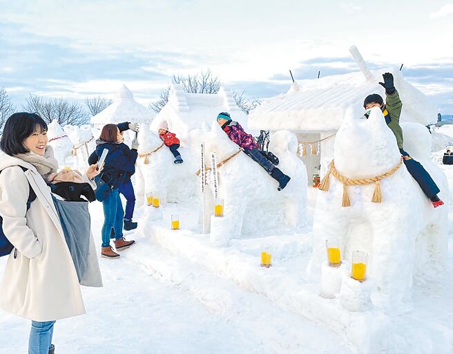 汤泽市每年2月登场的着名「犬子雪祭」可爱吸睛。（何书青摄）