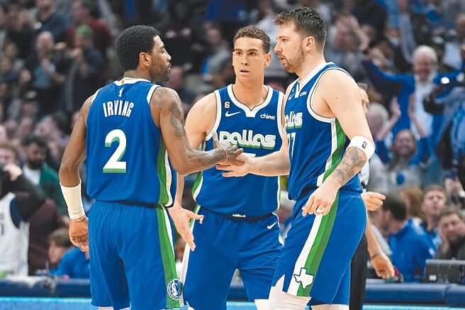 独行侠双雄合体，东契奇（右）缴出42分、12助攻，厄文（左）贡献40分，两人带领球队击退来犯七六人大军。（美联社）