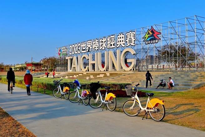 筏子溪地景艺术夜晚火热亮灯，迎接2023棒球经典赛，一起为中华队加油！（台中市政府提供）