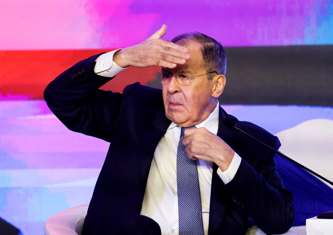 俄罗斯外交部长拉夫罗夫（Sergei Lavrov）3日出席印度G20场边会议时谈及俄乌战争，他称战争是「针对俄罗斯发动的」，引发台下宾客哄堂大笑。（图／路透社）