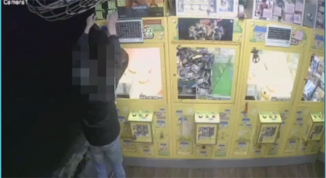 男子偷窃娃娃机台上方补货的公仔商品。（翻摄画面）