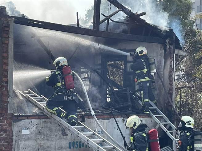 父子「火里来、水里去」，苏健翔继承父亲苏泰宗打火英雄志业。（台中市消防局提供）