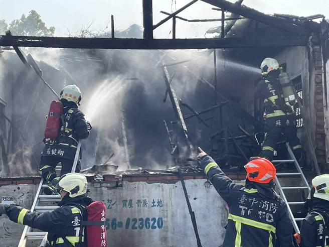 父子「火里来、水里去」，苏健翔继承父亲苏泰宗打火英雄志业。（台中市消防局提供）