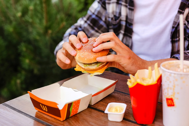 美国108公斤男子挑战三餐都吃麦当劳来减肥，没想到10天后真的瘦了6公斤。(示意图/达志影像)