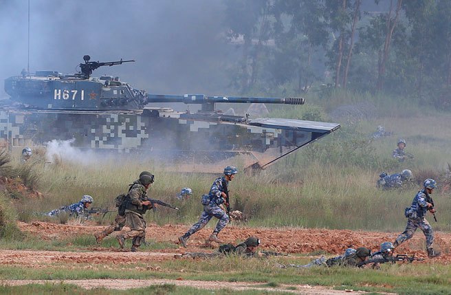 图为共军两栖陆战队进行登陆作战演练。（资料照片／中新社）