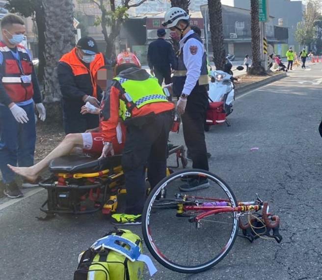 2023维士比杯高雄爱河国际铁人三项竞赛今（5）日举行，但在上午8时50分时发生自行车选手黄男与行人80岁姜男的车祸意外。（翻摄照片／林瑞益高雄传真）