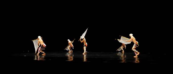 花莲高工原舞队以优美舞姿、生动表情，惟妙惟肖的呈现阿美族传统姻缘仪式「Pakiting」，从各县市舞林高手中脱颖而出，拿下全国学生舞蹈比赛民俗舞高中职丙组特优冠军。（花莲高工提供／罗亦晽花莲传真）