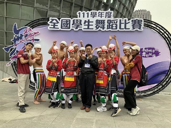 花莲高工原舞队以优美舞姿、生动表情，惟妙惟肖的呈现阿美族传统姻缘仪式「Pakiting」，从各县市舞林高手中脱颖而出，拿下全国学生舞蹈比赛民俗舞高中职丙组特优冠军。（花莲高工提供／罗亦晽花莲传真）