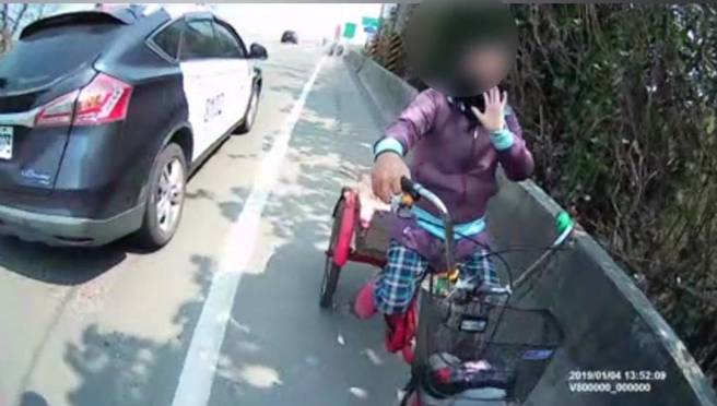 超狂阿嬷！踩三轮车迷路横跨2县市，中彰大桥上找到了。(警方提供)