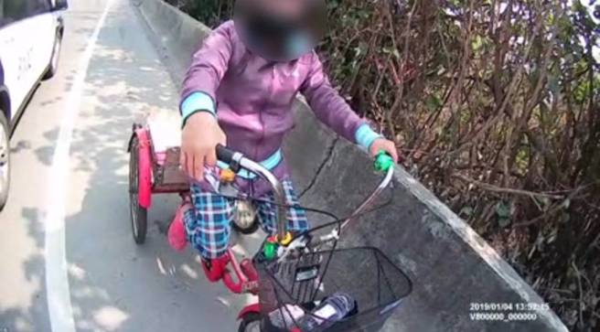 超狂阿嬷！踩三轮车迷路横跨2县市，中彰大桥上找到了。(警方提供)