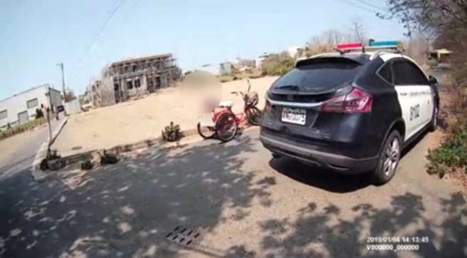 超狂阿嬷！踩三轮车迷路横跨2县市，中彰大桥上找到了。(警方提供)