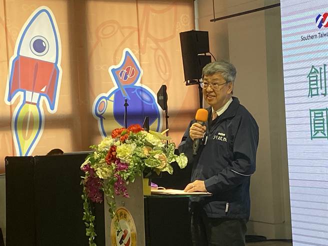 陈建仁今天视察南臺科技大学H2创业家族圆梦宿舍。(曹婷婷摄)