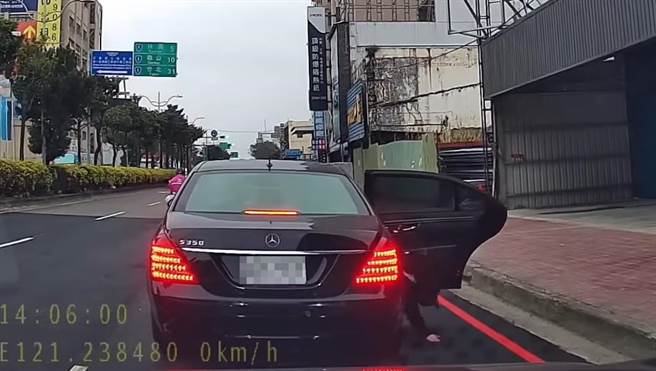 警方說明，邱女因為與家人發生在車內發生爭執，才會打開車門跳出。(翻攝照片／呂筱蟬桃園傳真)