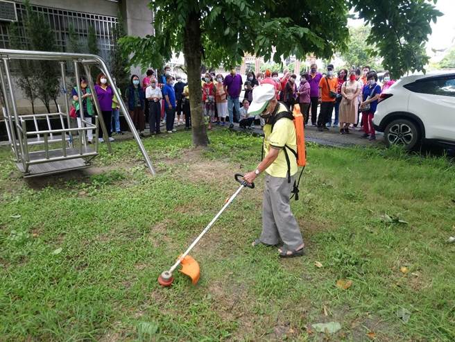 高市府环保局提醒，「高雄市除草剂管理自治条例」已于2019年正式实施，非农业用地全面禁止使用除草剂，违者开罚5000元以上、5万元以下罚锾。（高市府环保局提供／洪浩轩高雄传真）