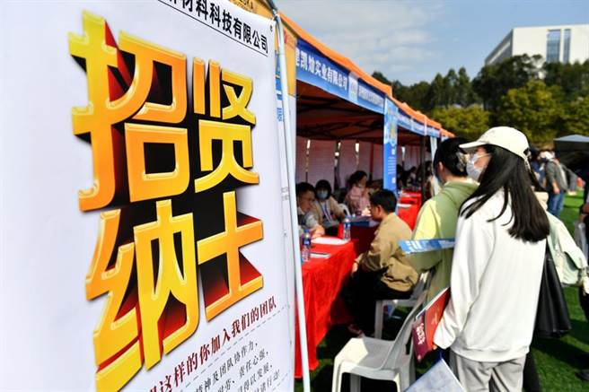 就2023年民生工作的建议，大陆国务院总理李克强特别强调，把促进高校毕业生就业工作摆在更加凸出的位置。（中新社资料照片）