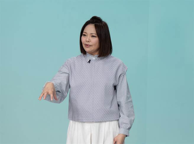 林嘉俐主持手语节目。（大爱电视台提供）