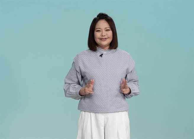 林嘉俐主持手语节目。（大爱电视台提供）