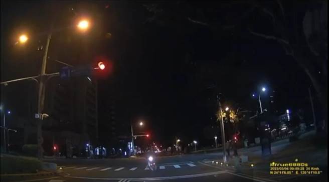 邱姓男子4日晚間在網路PO文，稱他於4日凌晨行經台中市北屯區崇德路三段與山西路三段路口停等紅綠燈時，突然遭1輛機車從對向路口右轉逆向撞擊，且連續衝撞2次。（圖擷自臉書粉專「爆料公社」）