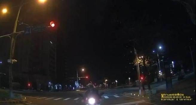 邱姓男子4日晚間在網路PO文，稱他於4日凌晨行經台中市北屯區崇德路三段與山西路三段路口停等紅綠燈時，突然遭1輛機車從對向路口右轉逆向撞擊，且連續衝撞2次。（圖擷自臉書粉專「爆料公社」）