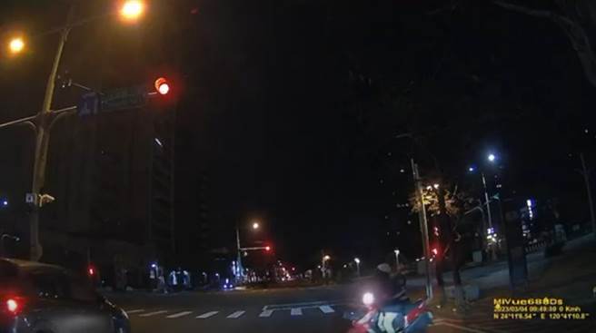 邱姓男子更表示，該名衝撞他的騎士後座載有孩子，相當危險。（圖擷自臉書粉專「爆料公社」）