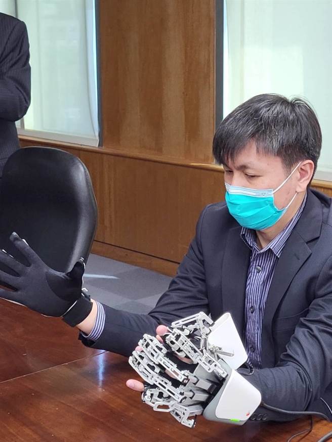 裴育晟医师开发的镜像手，可让中风病患以健康手训练患侧。（陈人齐摄）