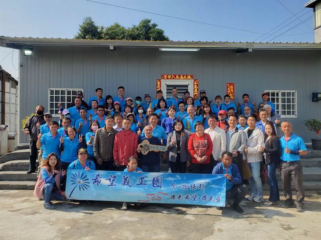 台湾希望义工团为古坑乡棋盘村陈家拆除摇摇欲坠的老屋并抬高地基，今天落成交屋。（周丽兰摄）