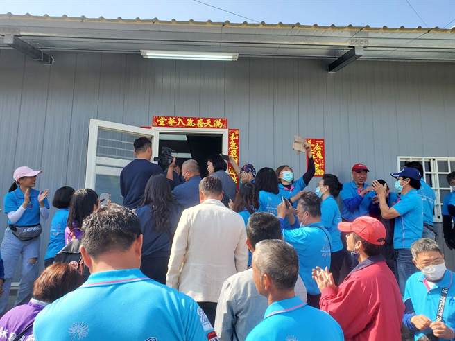古坑棋盘村陈家重建落成启用，县长张丽善陪同屋主一起走入新家。（周丽兰摄）