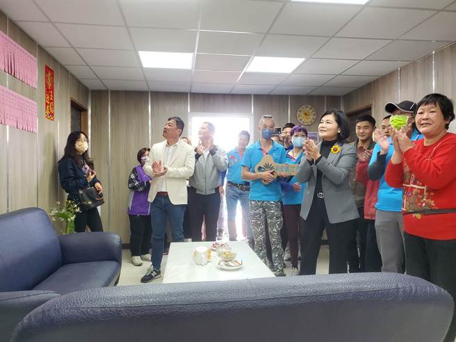 屋主陈太太（右一）十分开心，右二为曾受助的桂林村民吴碧云女士，右五是县长张丽善，一起为陈家重建新屋开箱。（周丽兰摄）