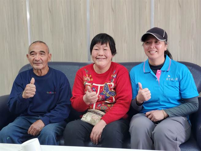 古坑乡桂林村吴碧云女士（右一）去年一家6口栖身的70年木造老屋遭大火烧毁，台湾义工团帮助重建，这次她从受助者变成义工。（周丽兰摄）