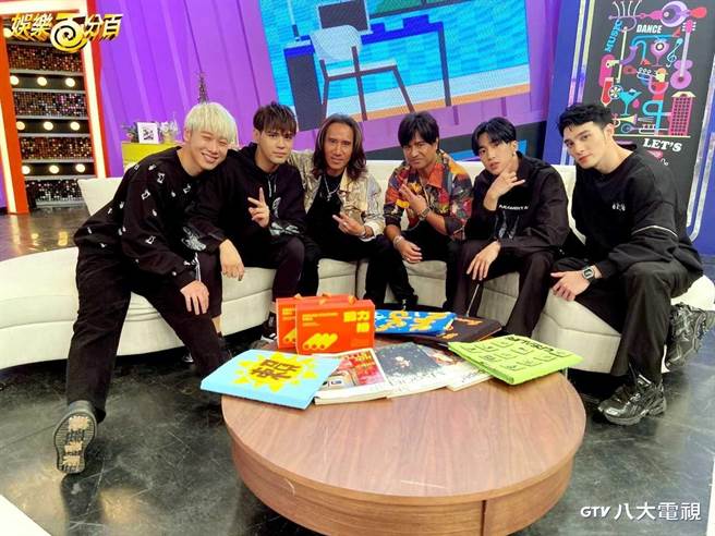 動力火車日前上《娛樂百分百》節目單元「凹嗚五宿舍」，宣傳演場會及新歌作品。（賴晏駒（左起）、陳零九、顏志琳、尤秋興、婁峻碩、黃偉晉）。（八大提供）