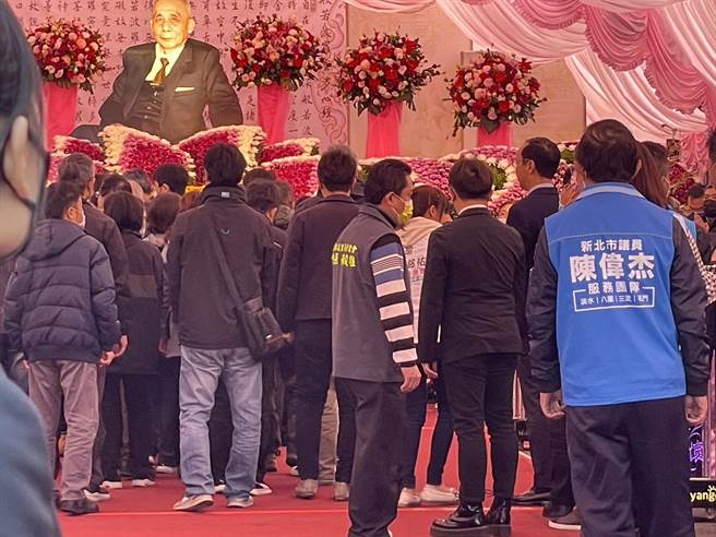 藍營兩大太陽新北市長侯友宜與國民黨主席朱立倫5日首度在南投補選後首度碰面，兩人今天都出席新北市議會無黨團結聯盟總召蔡錦賢父親告別式，但因兩人先後到場，雖有碰到面，但因為位置安排，現場並無互動。(民眾提供)