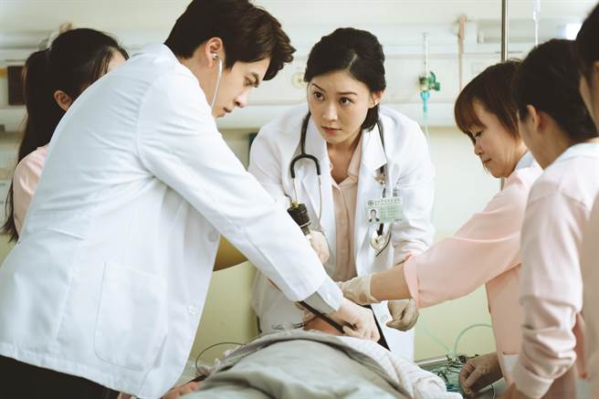 锺瑶、黄新皓剧中执行插管。（马克吐温国际影像提供）