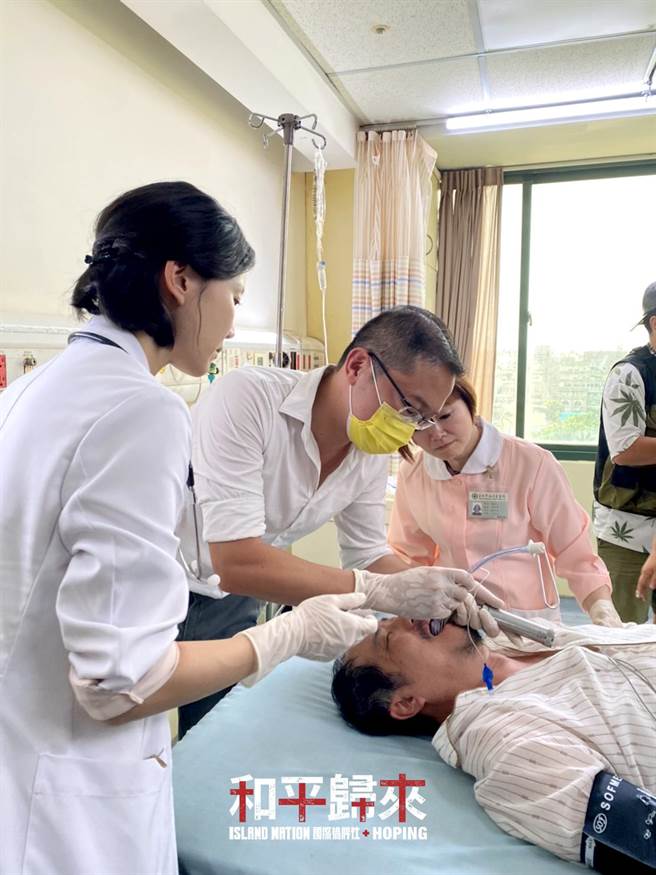 医疗顾问亲自上阵示范。（马克吐温国际影像提供）