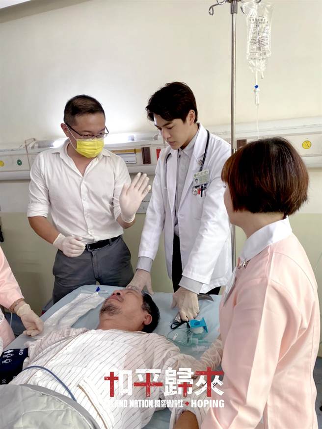 医疗顾问亲自上阵示范。（马克吐温国际影像提供）