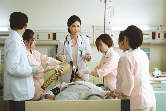 锺瑶饰演医师。（马克吐温国际影像提供）