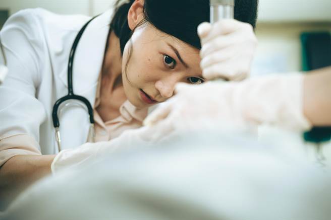 锺瑶饰演为病人插管的医师。（马克吐温国际影像提供）