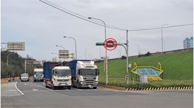 一工處台61、台66裝設警示標誌 ，提醒用路人切勿誤闖匝道。（一工處提供／呂筱蟬桃園傳真）