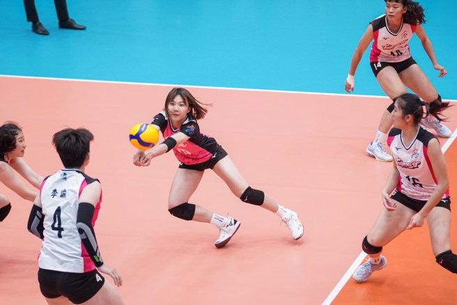 台电自由球员许菀芸惊险救球。(中华排协提供)