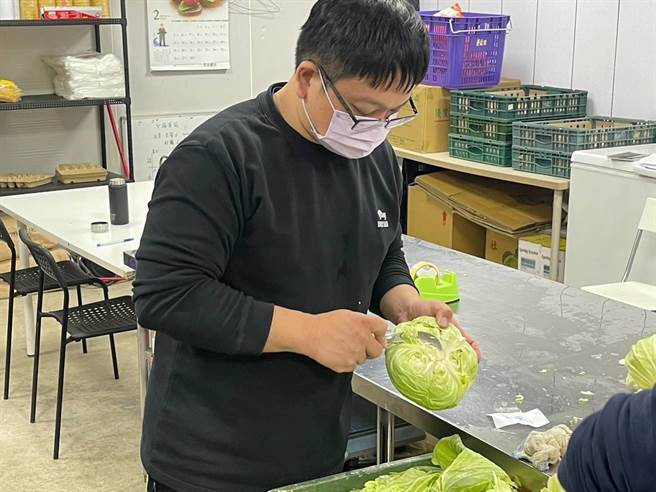 新北市青农张文栋为了帮助更多弱势族群，2016年起与第一银行合作，举行「第一好新鲜」绿色志工活动，7年来捐出2.5公吨蔬菜给育幼院等弱势单位。（农业局提供）