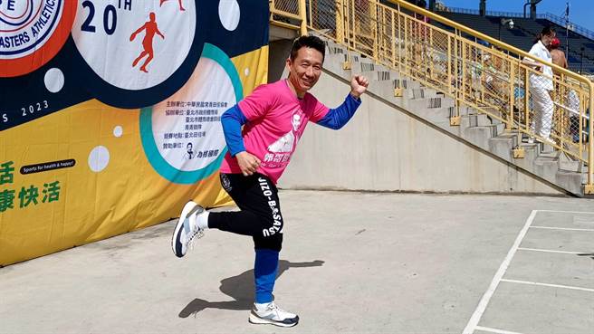 艺人郭子乾现身2023年全国常青田径国际锦标赛，为他所率领的「郭哥健骨队」加油打气。(亚洲健康王提供)